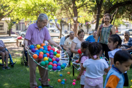 Niños visitaron a los abuelos del Hogar Santa Marta